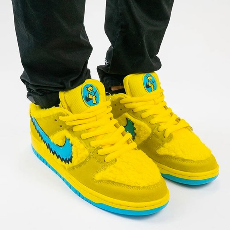 Grateful Dead Bears Nike Sb Dunk Low Yellow Bear On Feet Cj5378 700 (3) - newkick.vip