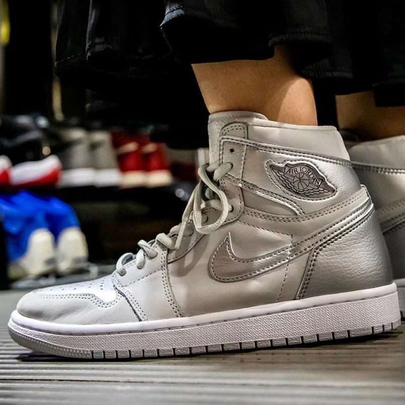 Air Jordan 1 Japan Exclusive Metallic Silver Neutral Grey On Feet 2001 2020 Dc1788 029 (1) - newkick.vip