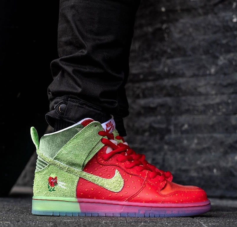 Nike Sb Dunk High Strawberry Cough On Feet Cw7093 600 (1) - newkick.vip