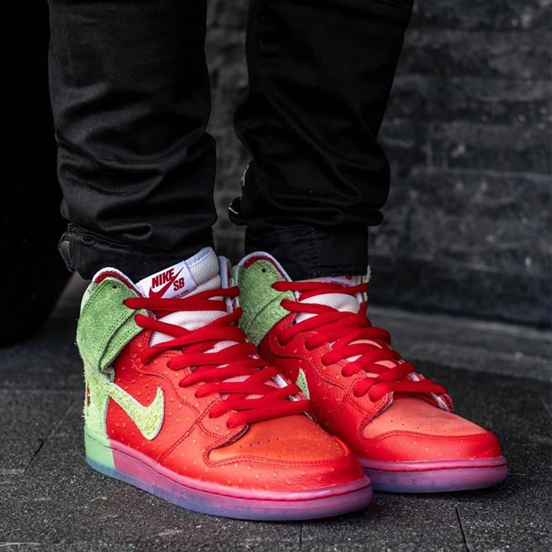 Nike Sb Dunk High Strawberry Cough On Feet Cw7093 600 (2) - newkick.vip