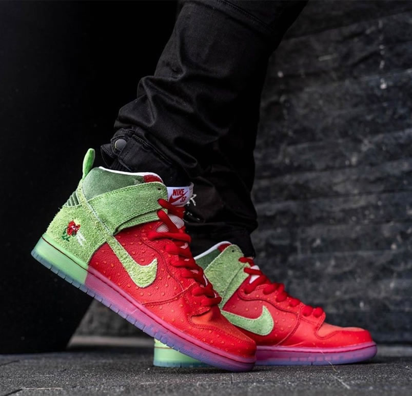 Nike Sb Dunk High Strawberry Cough On Feet Cw7093 600 (3) - newkick.vip