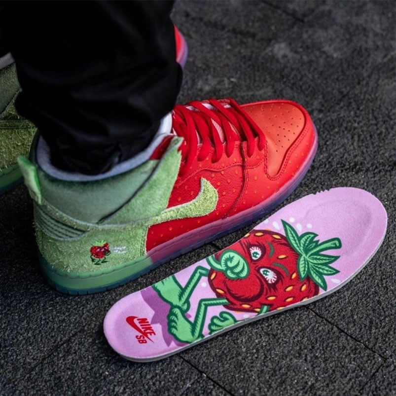 Nike Sb Dunk High Strawberry Cough On Feet Cw7093 600 (4) - newkick.vip