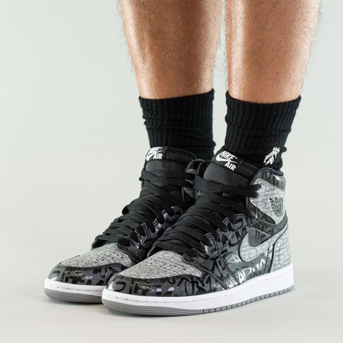 Air Jordan 1 High Og Rebellionaire Black White Particle Grey On Feet 555088 036 (1) - newkick.vip