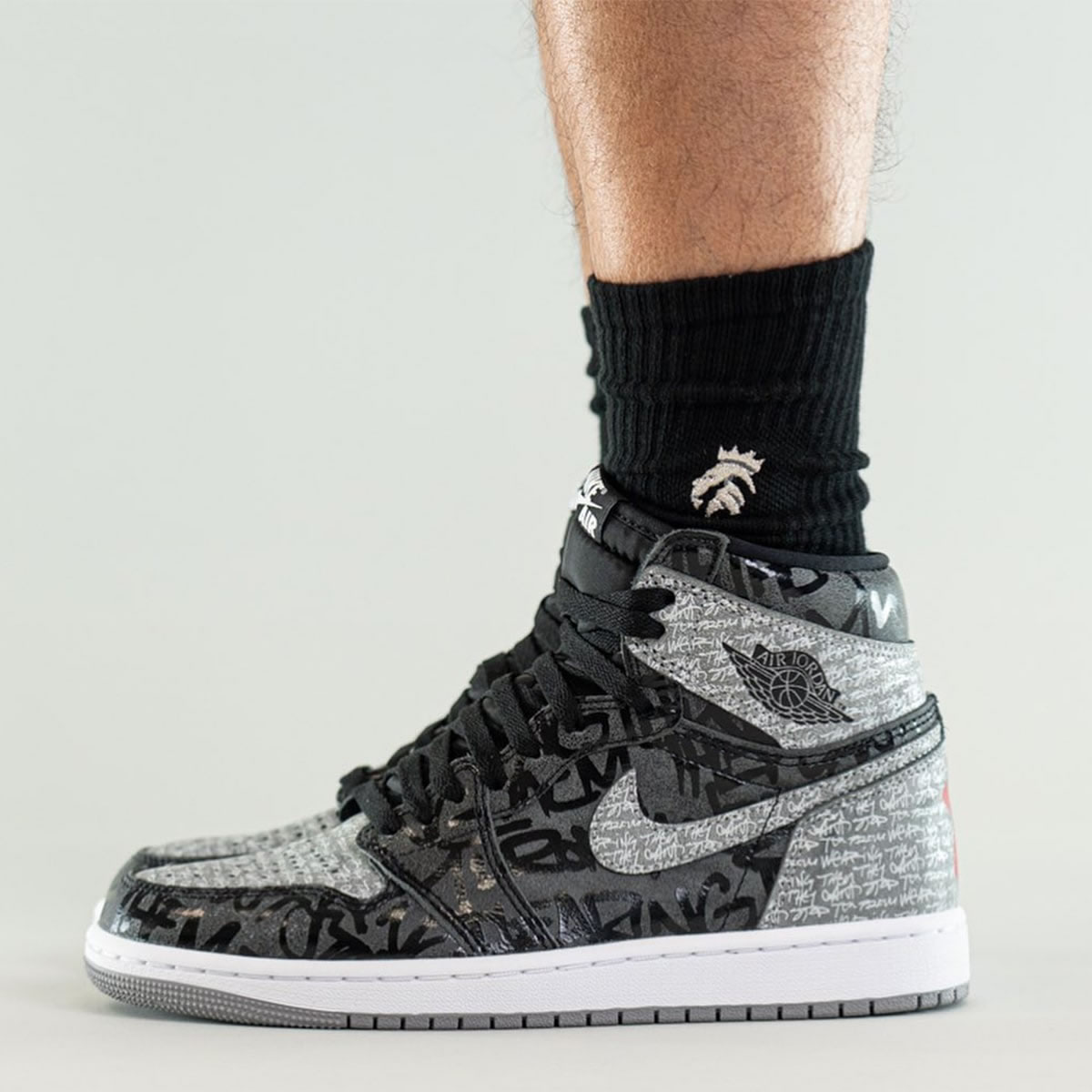 Air Jordan 1 High Og Rebellionaire Black White Particle Grey On Feet 555088 036 (2) - newkick.vip