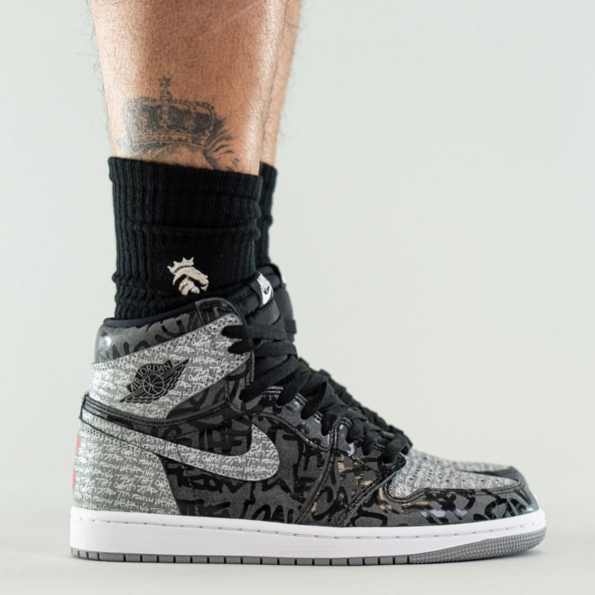 Air Jordan 1 High Og Rebellionaire Black White Particle Grey On Feet 555088 036 (3) - newkick.vip