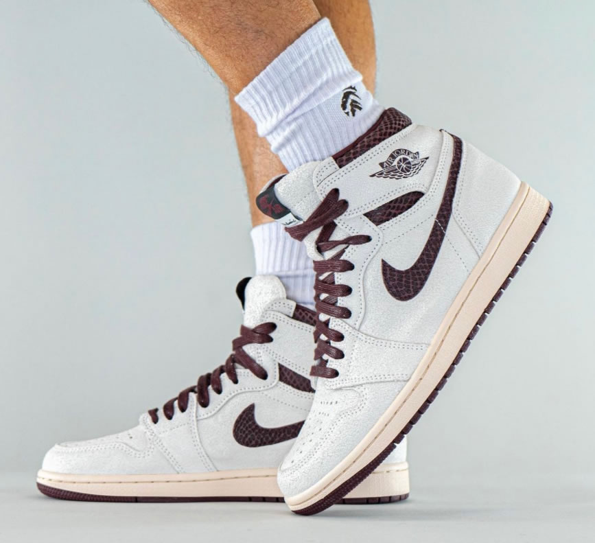 A Ma Maniere Air Jordan 1 High Og Sail And Burgundy Do7097 100 On Feet (2) - newkick.vip