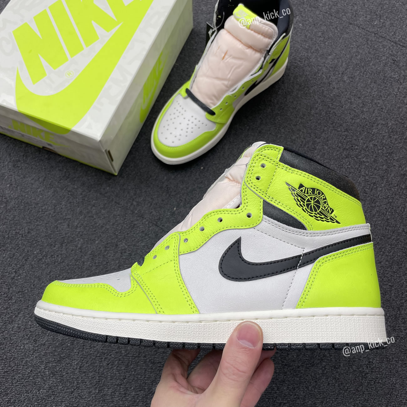 Air Jordan 1 Retro High Og Anpkick Volt Black Sail 555088 702 (1) - newkick.vip