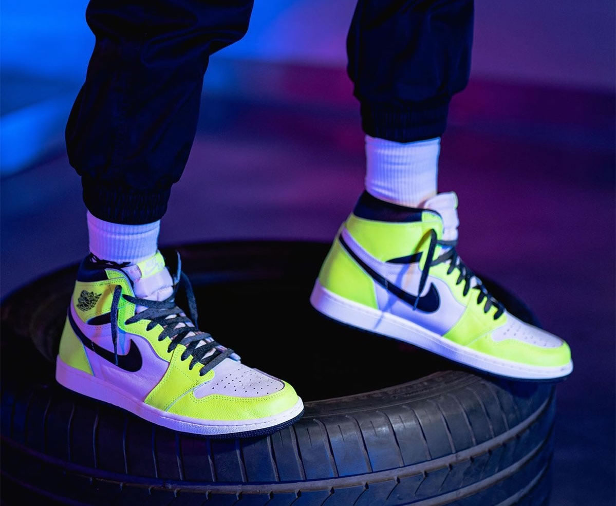 Air Jordan 1 Retro High Og Volt Black Sail On Feet 555088 702 (4) - newkick.vip