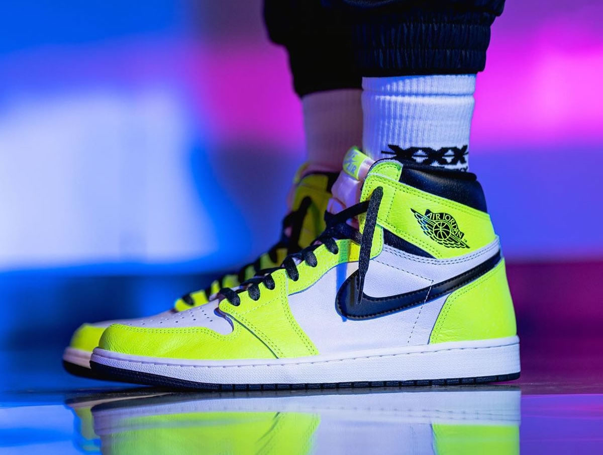 Air Jordan 1 Retro High Og Volt Black Sail On Feet 555088 702 (7) - newkick.vip