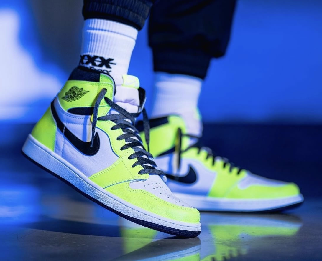 Air Jordan 1 Retro High Og Volt Black Sail On Feet 555088 702 (8) - newkick.vip