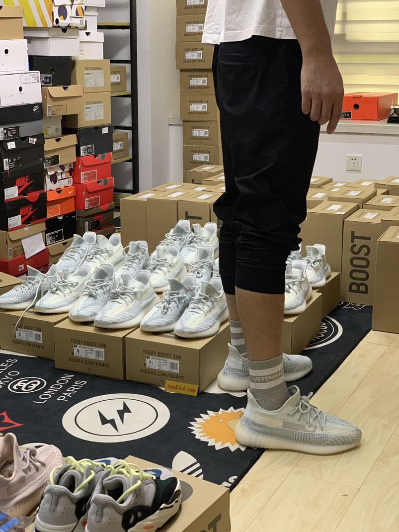 Adidas Yeezy Boost 350 V2 Cloud White Non Reflective Anpkick On Feet Fw3043 (1) - newkick.vip