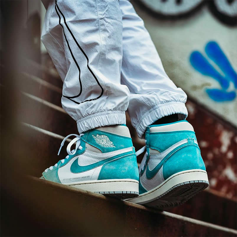 Air Jordan 1 Retro High Og Turbo Green White Grey On Feet 555088 311 (2) - newkick.vip