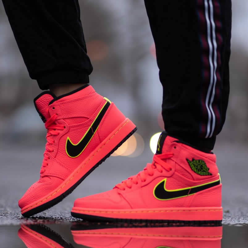 Air Jordan 1 Retro Premium Hot Punch On Feet Pink Pics Womens Aq9131 600 (1) - newkick.vip