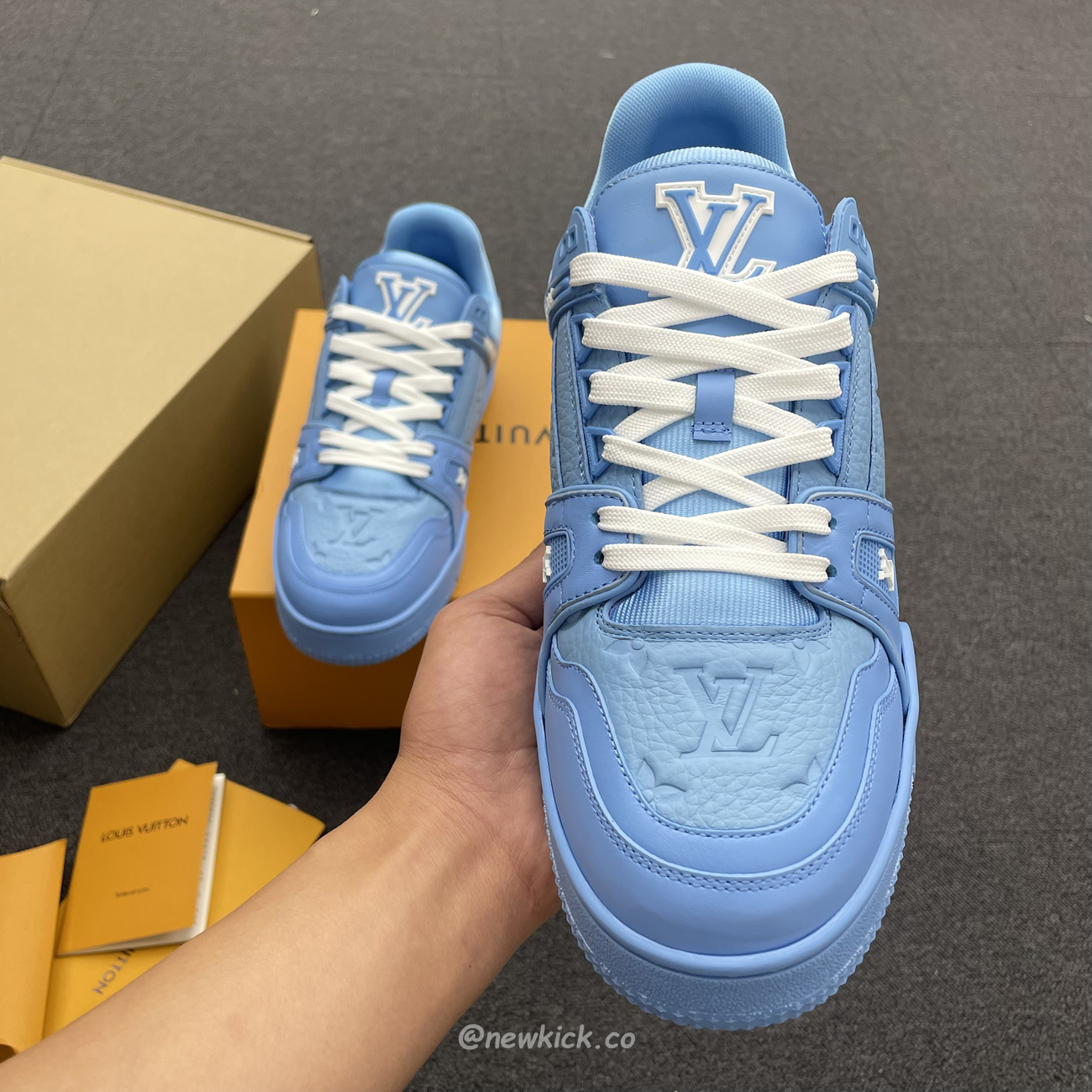 Louis Vuitton Trainer Blue Embossed Monogram (7) - newkick.vip