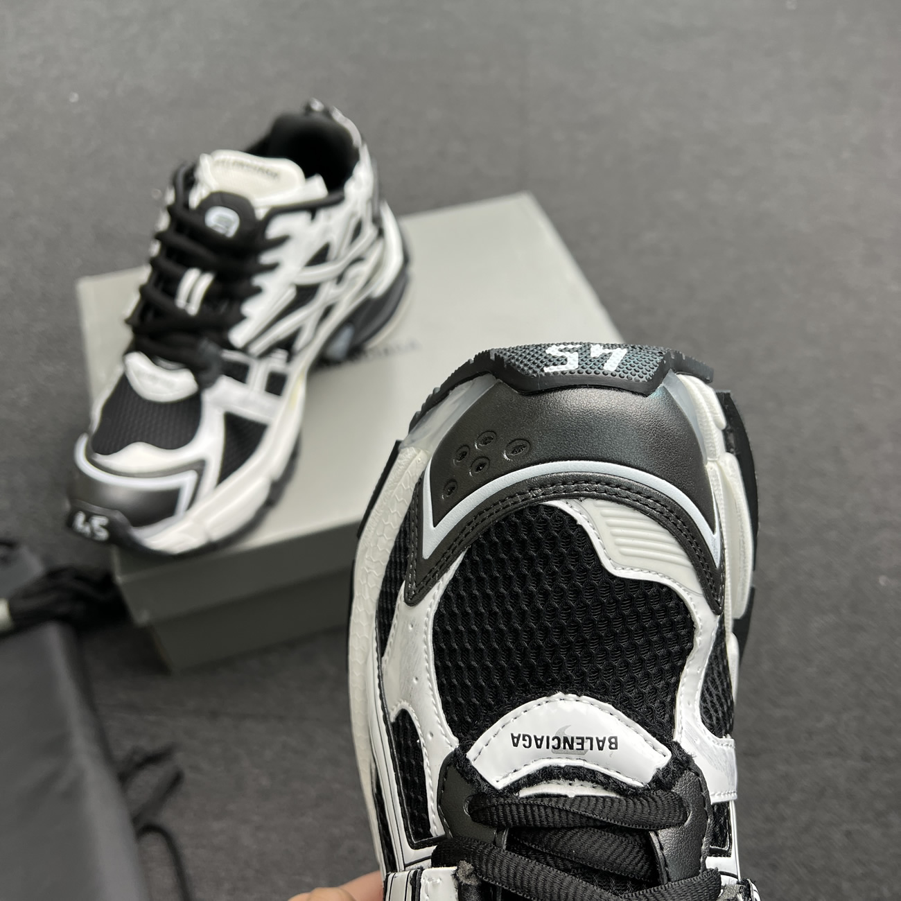 Balenciaga Runner White Black White 677403w3rb29010 (2) - newkick.vip