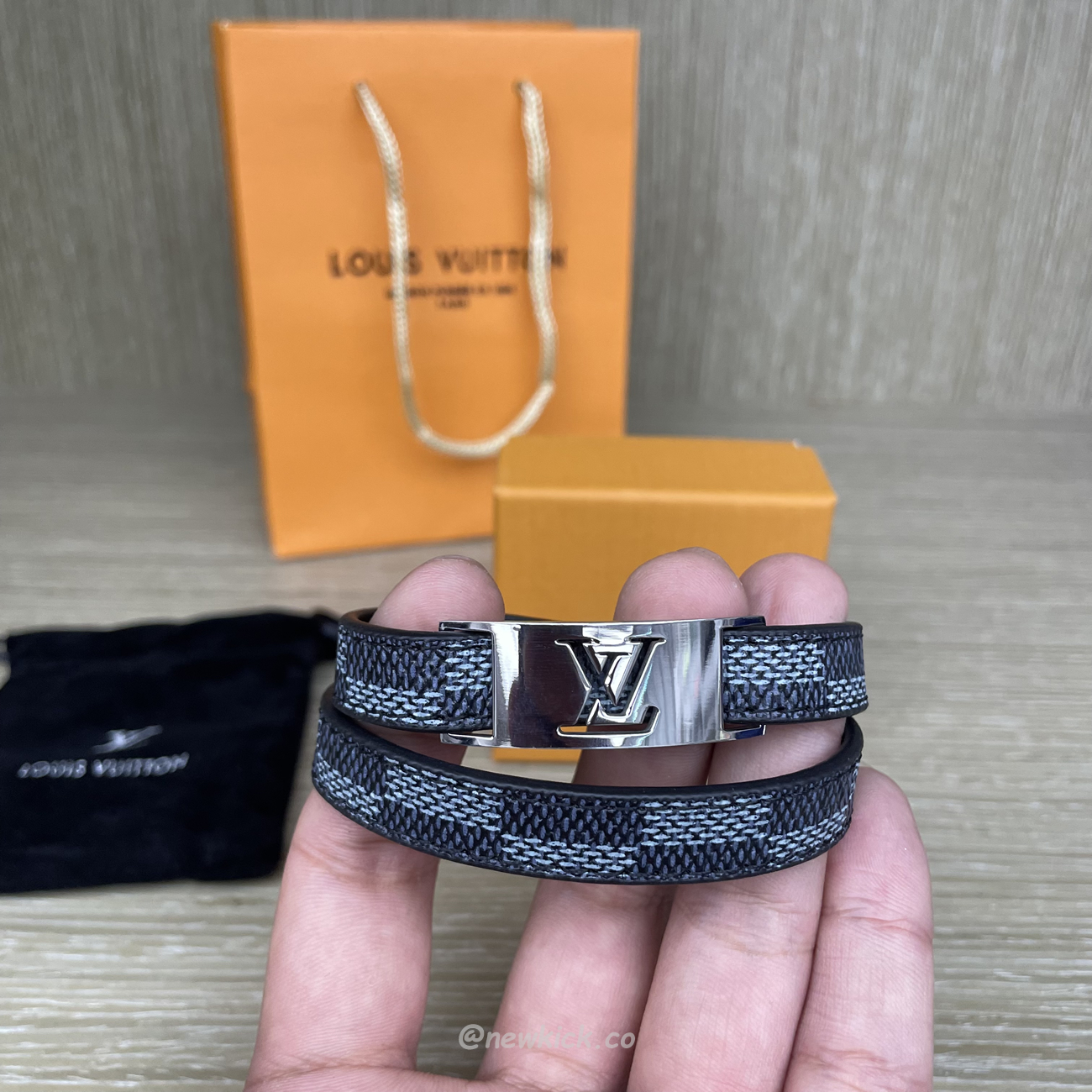 Louis Vuitton Leather Bracelet (2) - newkick.vip