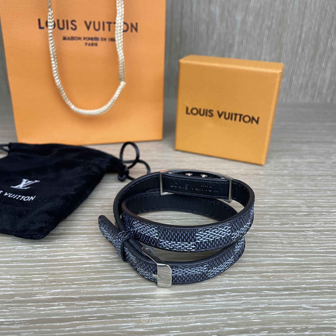 Louis Vuitton Leather Bracelet (3) - newkick.vip