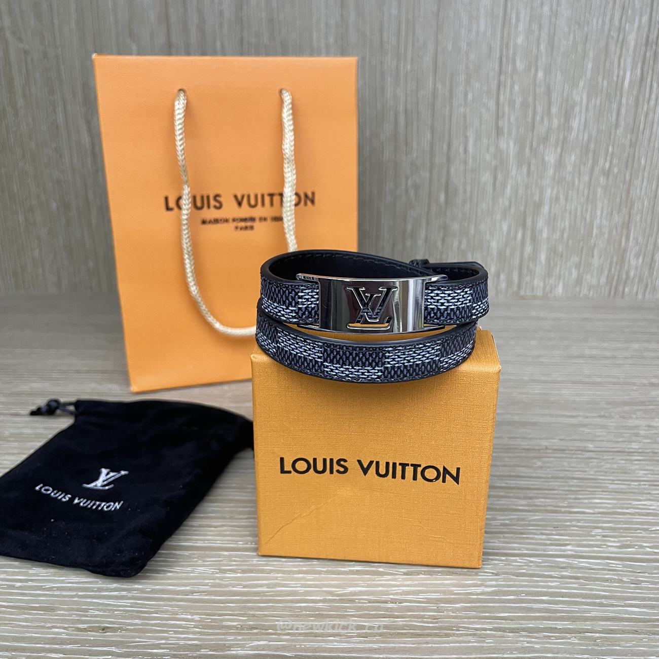 Louis Vuitton Leather Bracelet (5) - newkick.vip