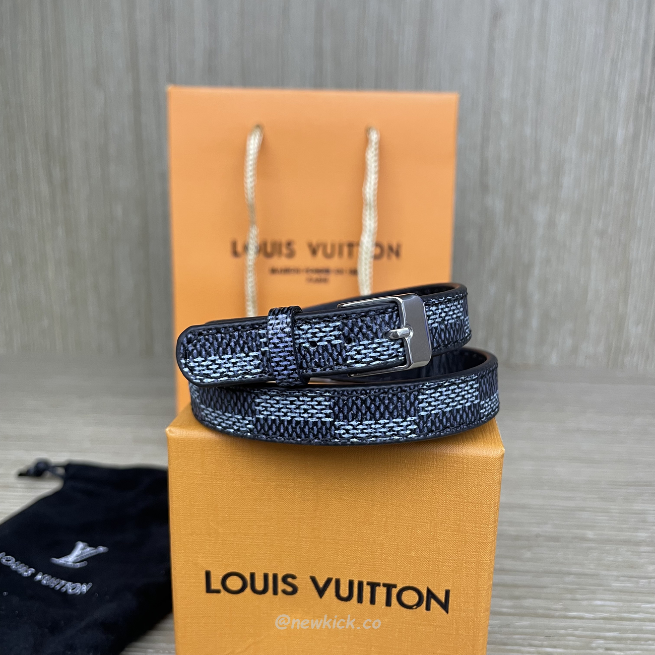 Louis Vuitton Leather Bracelet (7) - newkick.vip