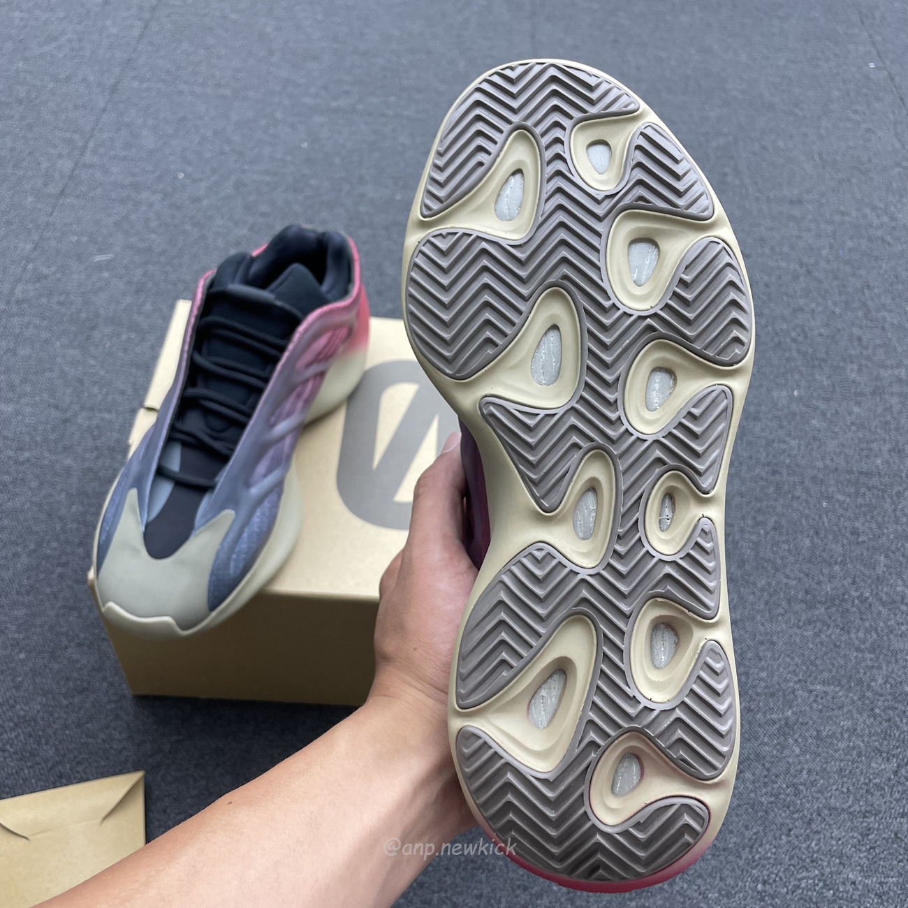 Adidas Yeezy 700 V3 Fade Carbon Gw1814 (5) - newkick.vip