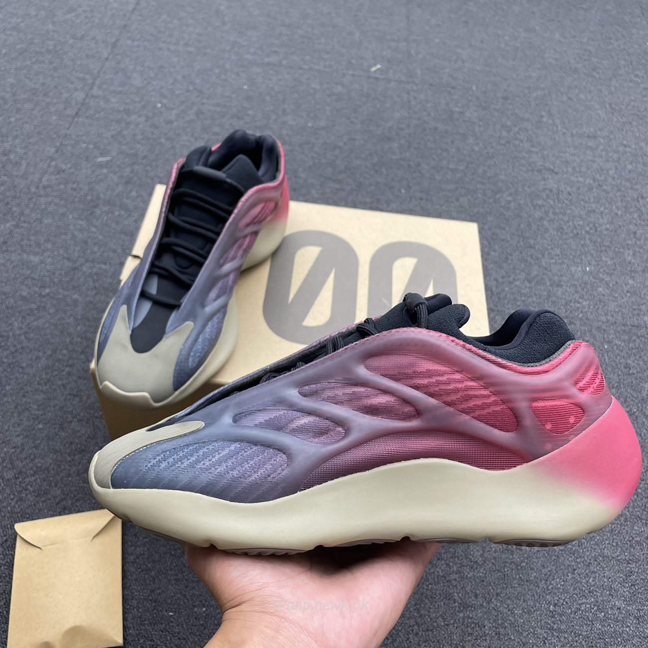 Adidas Yeezy 700 V3 Fade Carbon Gw1814 (6) - newkick.vip