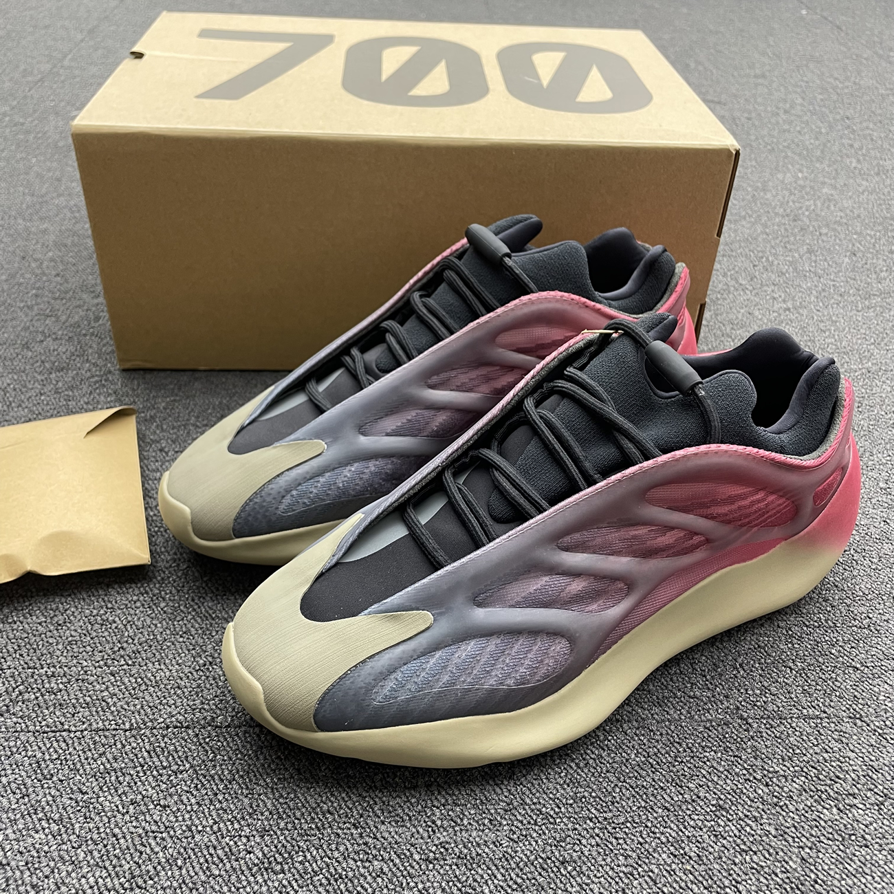 Adidas Yeezy 700 V3 Fade Carbon Gw1814 (7) - newkick.vip