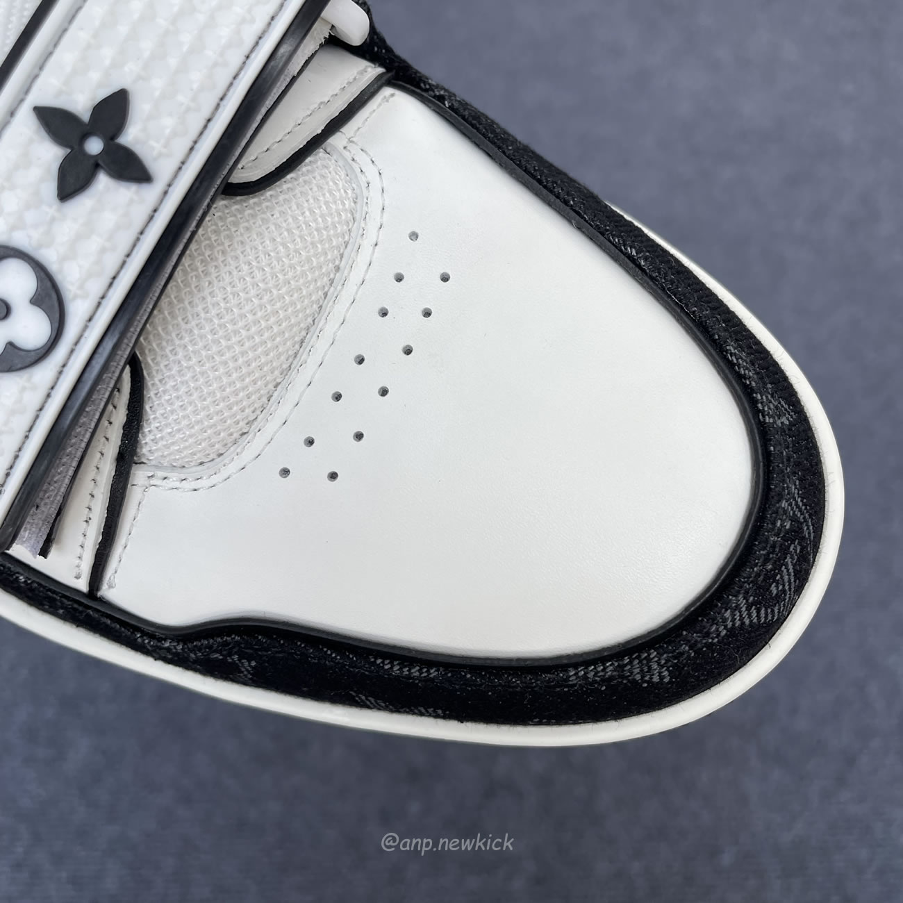 Louis Vuitton Lv Trainer Velcro Strap Monogram Denim Black White 1a9zau (6) - newkick.vip