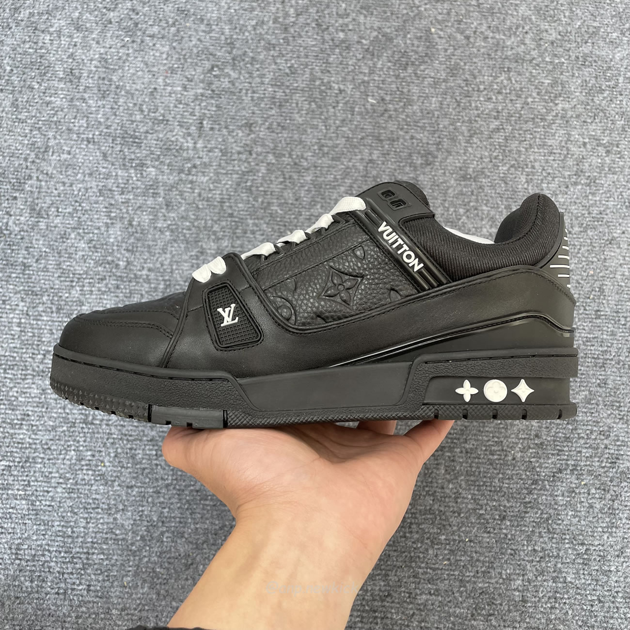 Louis Vuitton Sportschuh Schwarz Eingeprägtes Monogramm 1aarey (2) - newkick.vip