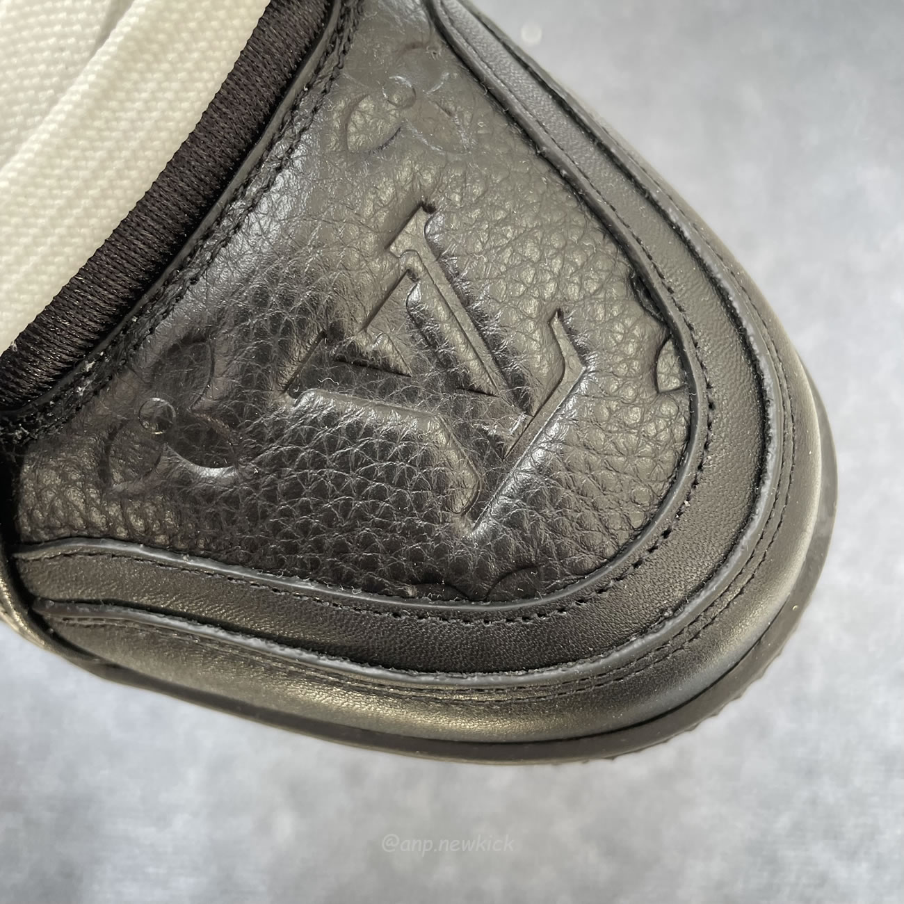 Louis Vuitton Sportschuh Schwarz Eingeprägtes Monogramm 1aarey (7) - newkick.vip