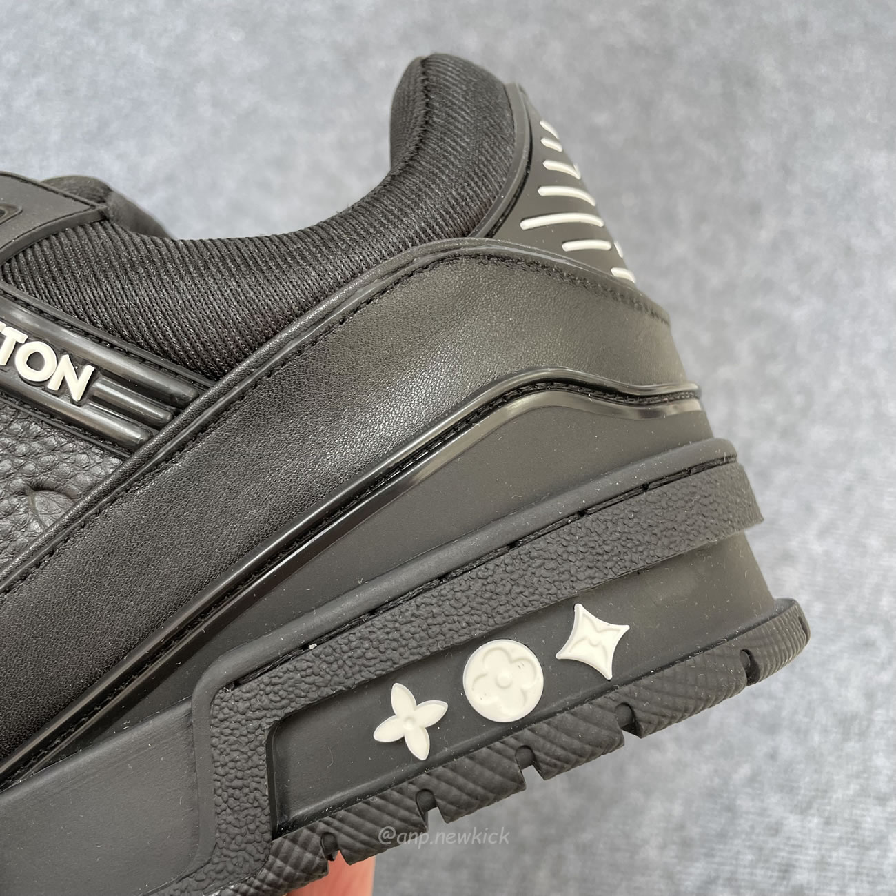 Louis Vuitton Sportschuh Schwarz Eingeprägtes Monogramm 1aarey (9) - newkick.vip