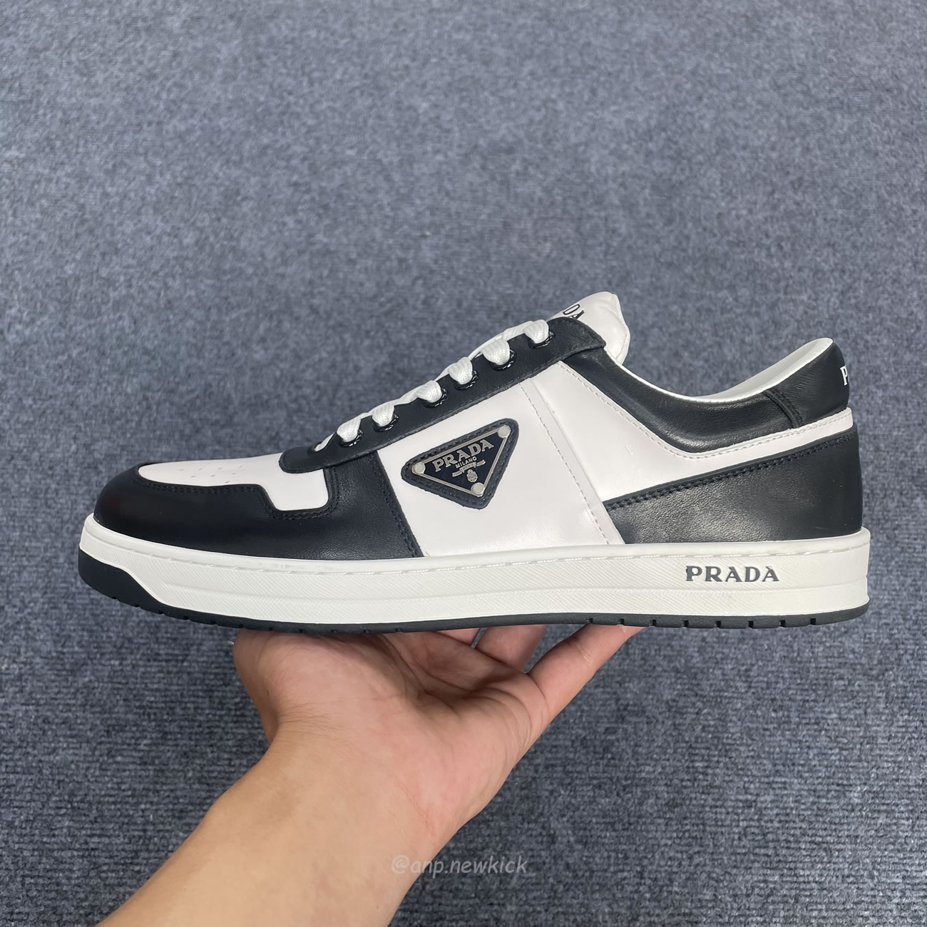 Prada Downtown Low Top Sneakers Leather White Black 2ee364 3lkg F0964 (2) - newkick.vip