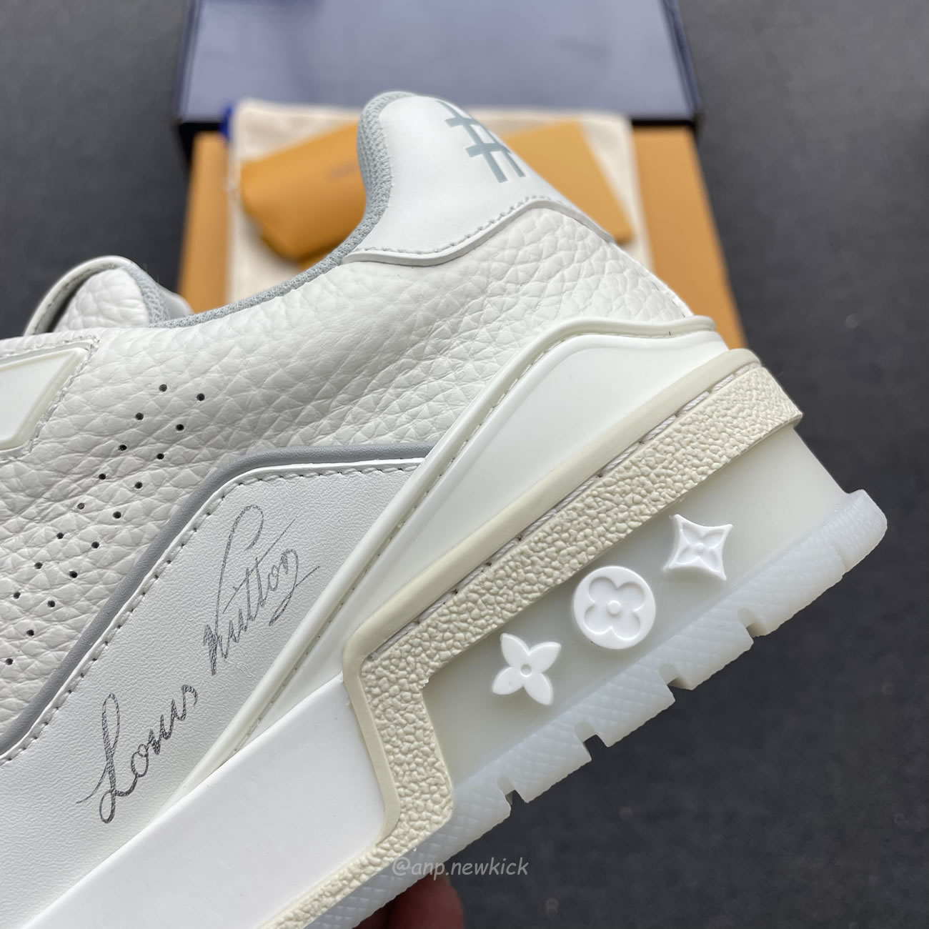 Louis Vuitton Trainer White Signature 51bcolre (9) - newkick.vip