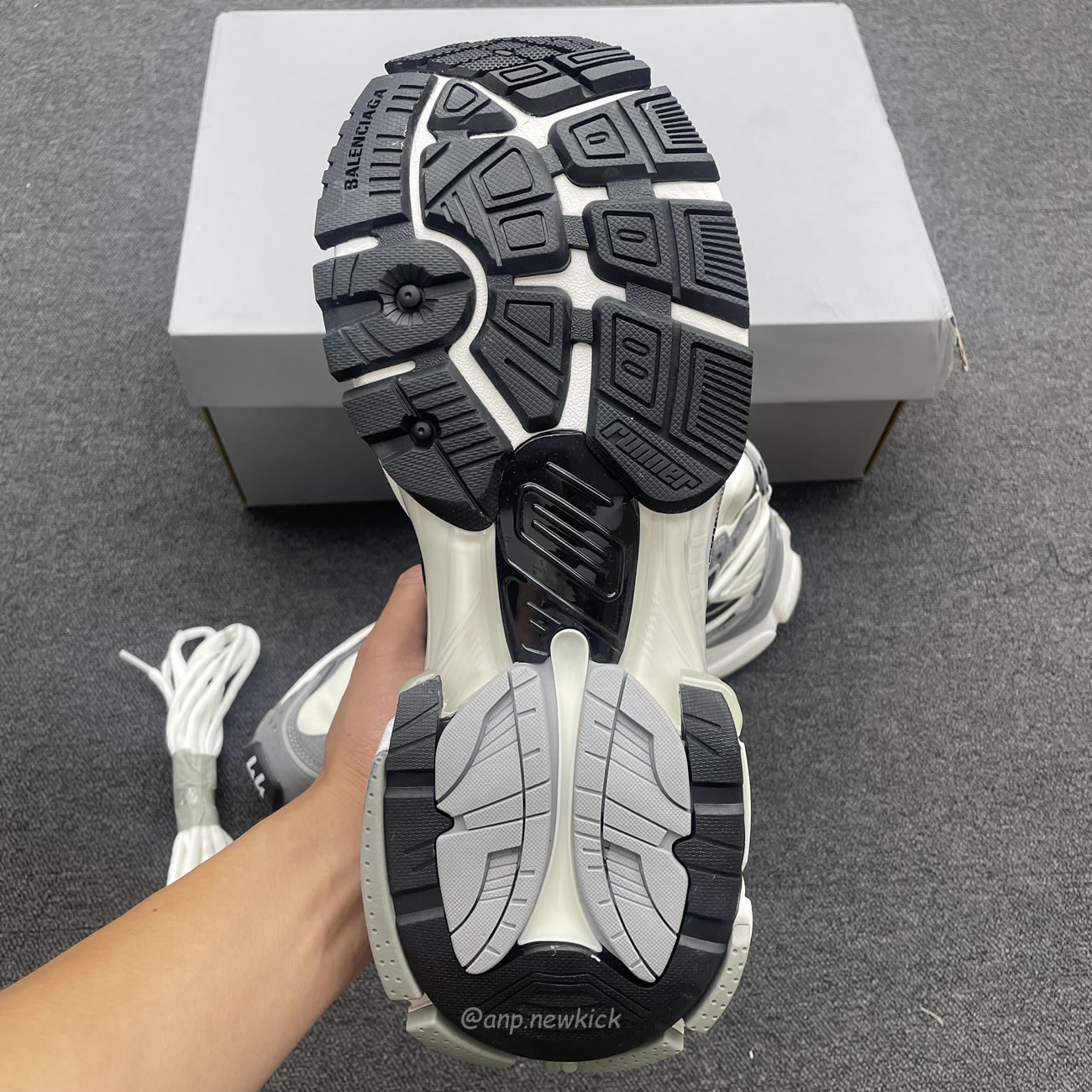 Balenciaga Runner Grey White Black 772774w3rny9012 (5) - newkick.vip