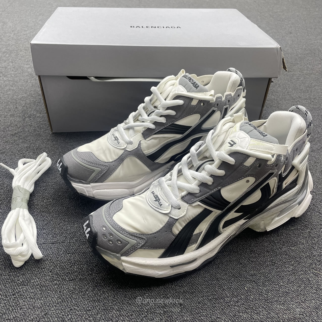 Balenciaga Runner Grey White Black 772774w3rny9012 (9) - newkick.vip