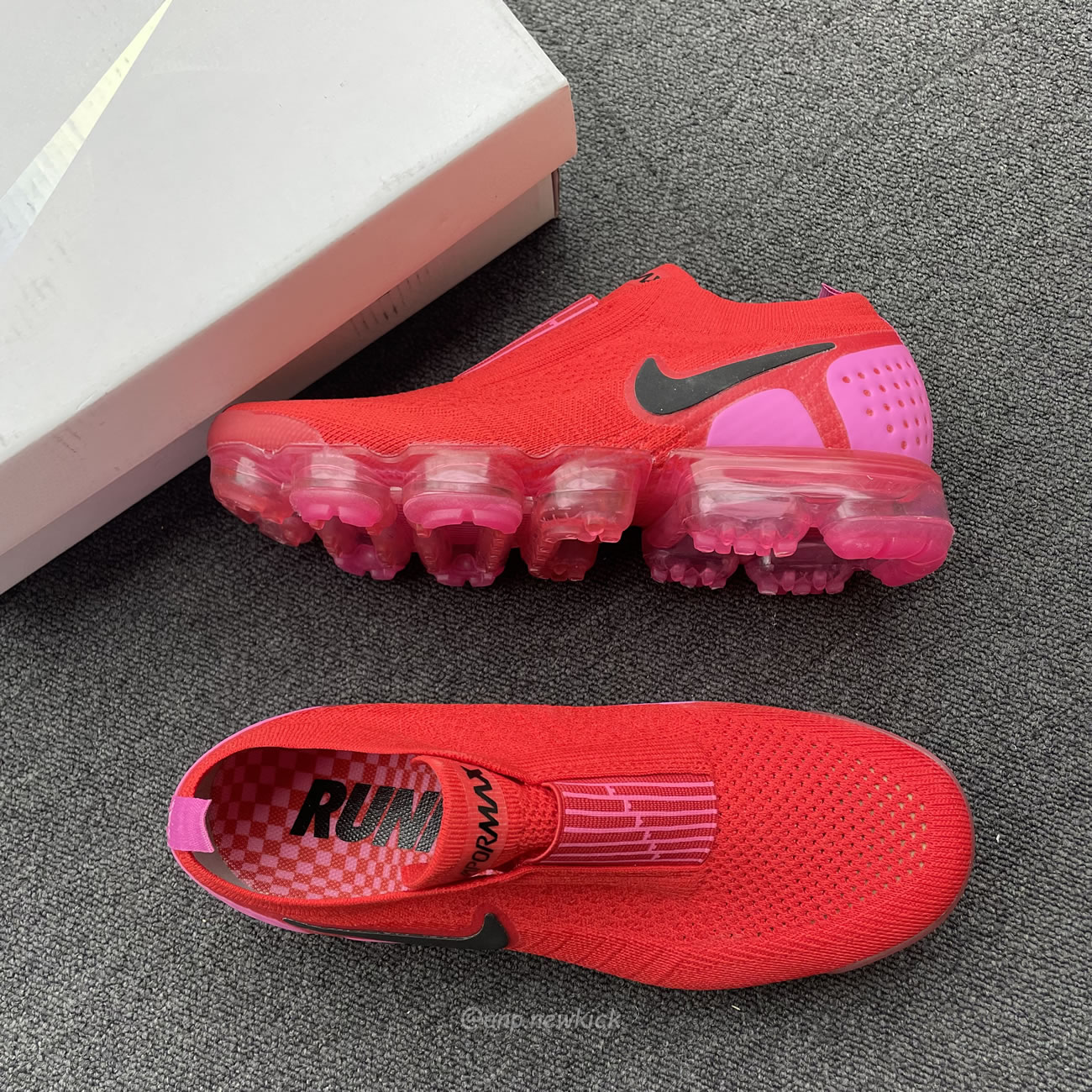 Nike Air Vapormax Moc 2 University Red Fuchsia Blast Womens Aj6599 600 (4) - newkick.vip