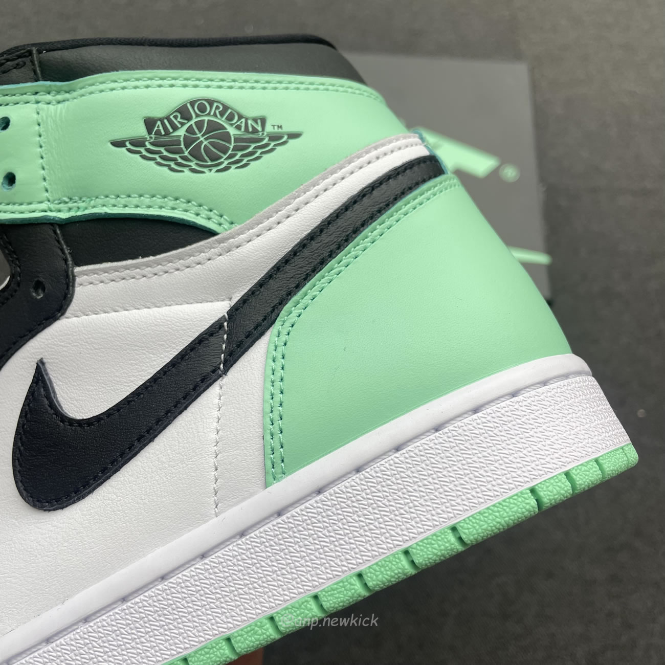 Air Jordan 1 Retro High Og Green Glow Dz5485 130 (2) - newkick.vip