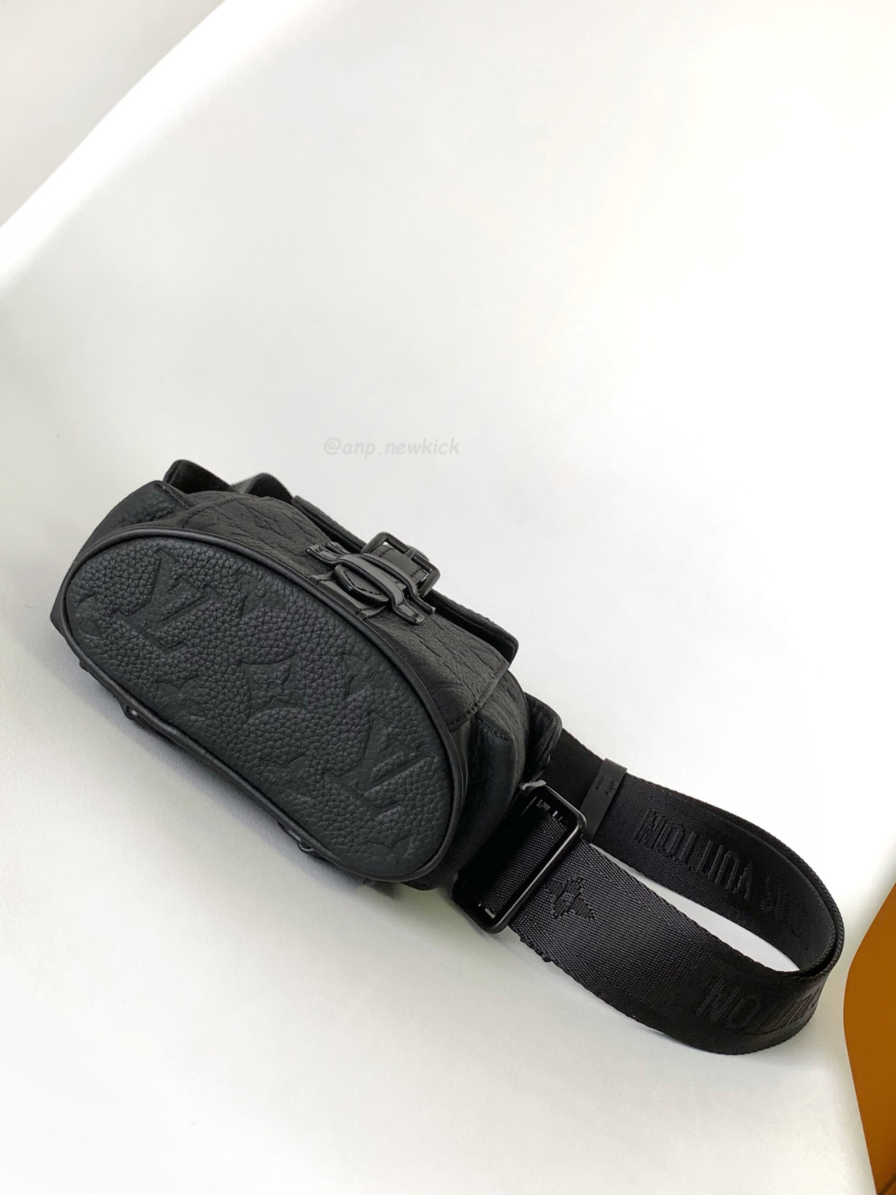 Louis Vuitton Nano Christopher M83164 (11) - newkick.vip