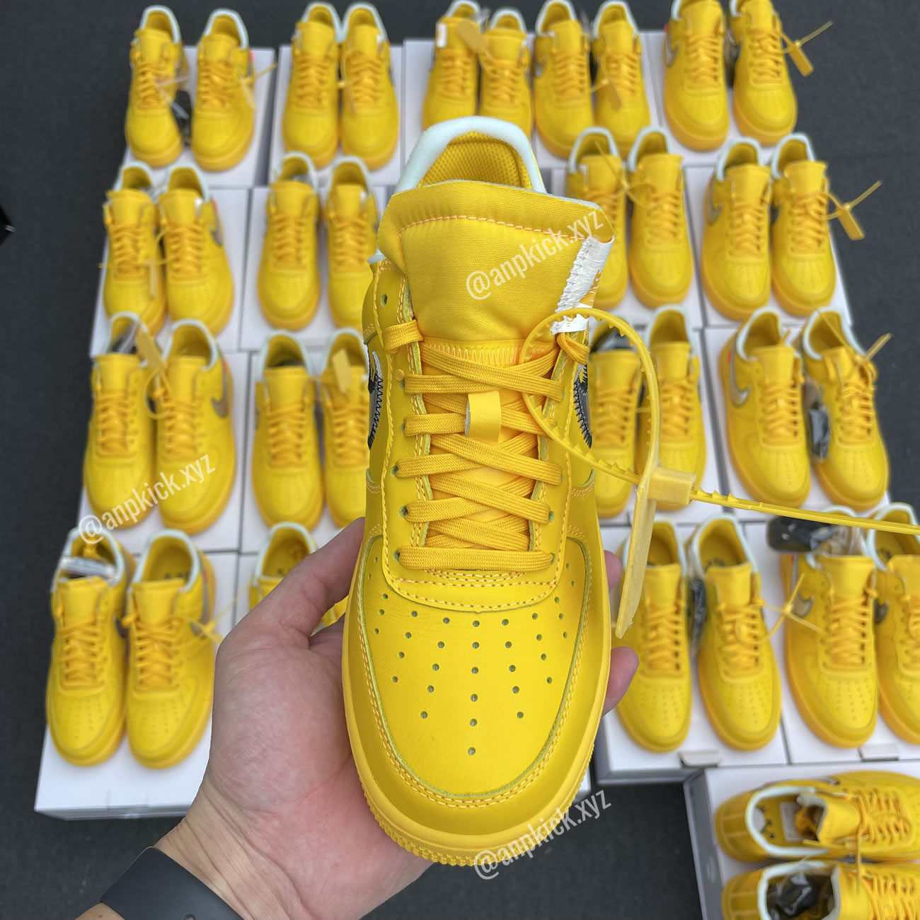 Off-White x Nike Air Force 1 "University Gold" DD1876-700