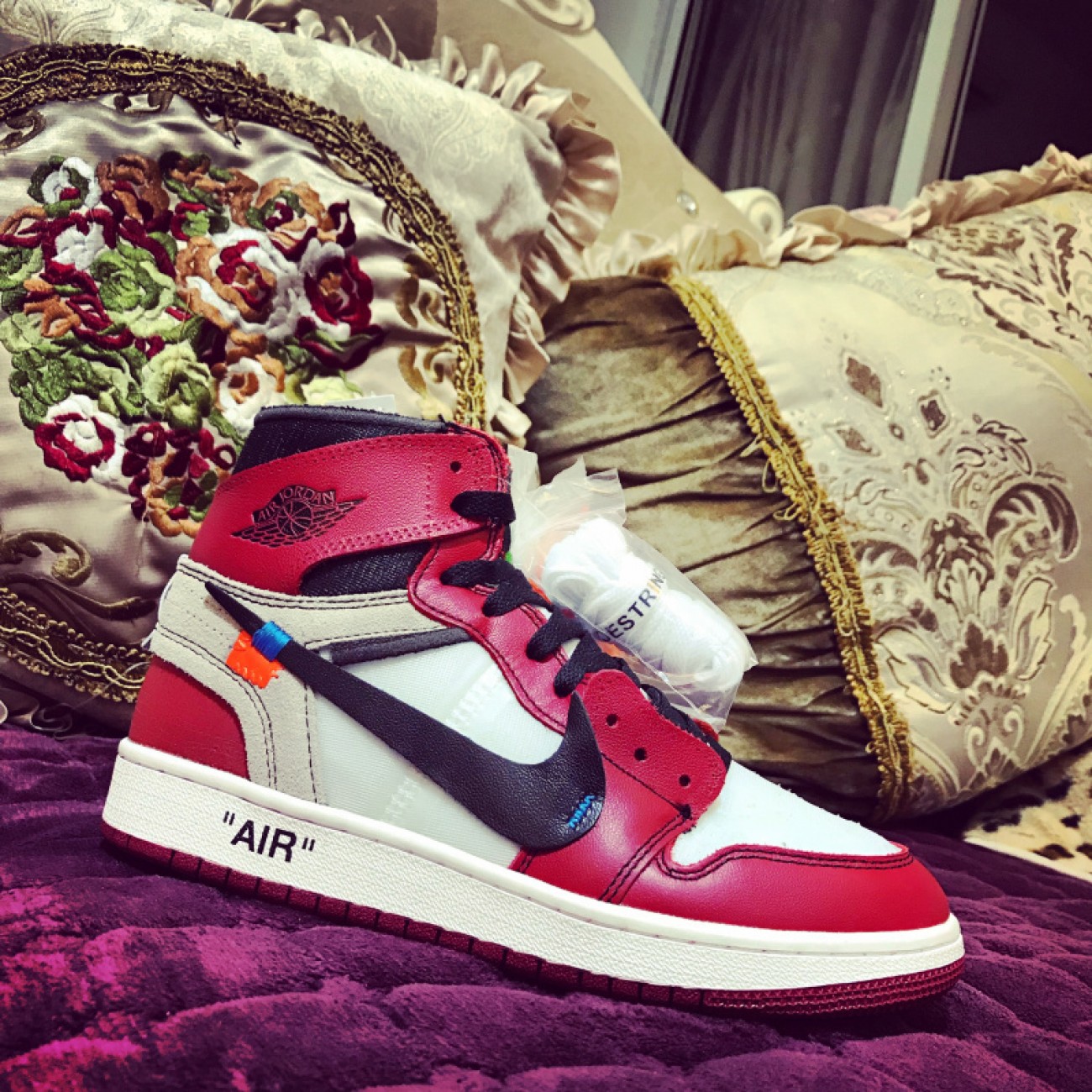 OFF-WHITE x Air Jordan 1 "Chicago" Mens GS AA3834-101