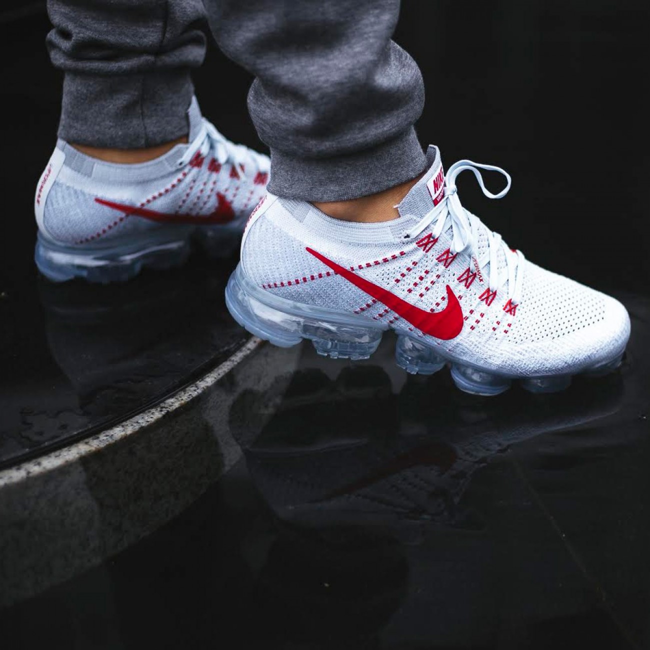 NIKE AIR VAPORMAX FLYKNIT PURE PLATINUM/UNIVERSITY RED